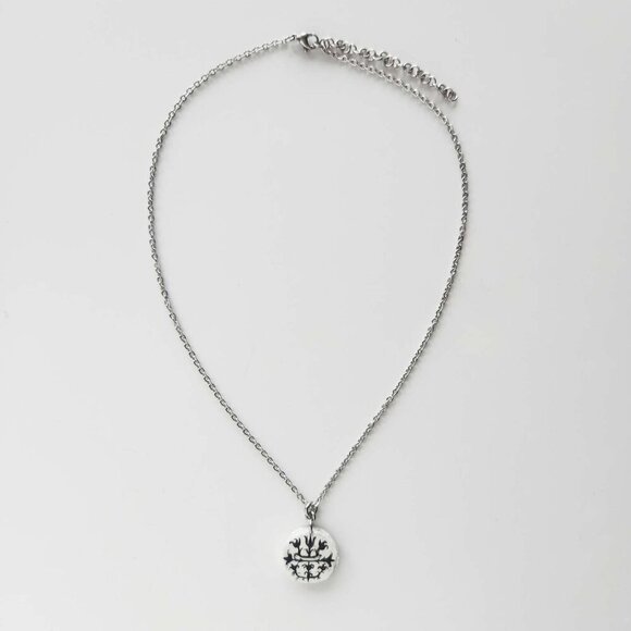 Vintage gothic abstract floral witch necklace with a small silver chain - Picture 7 of 11